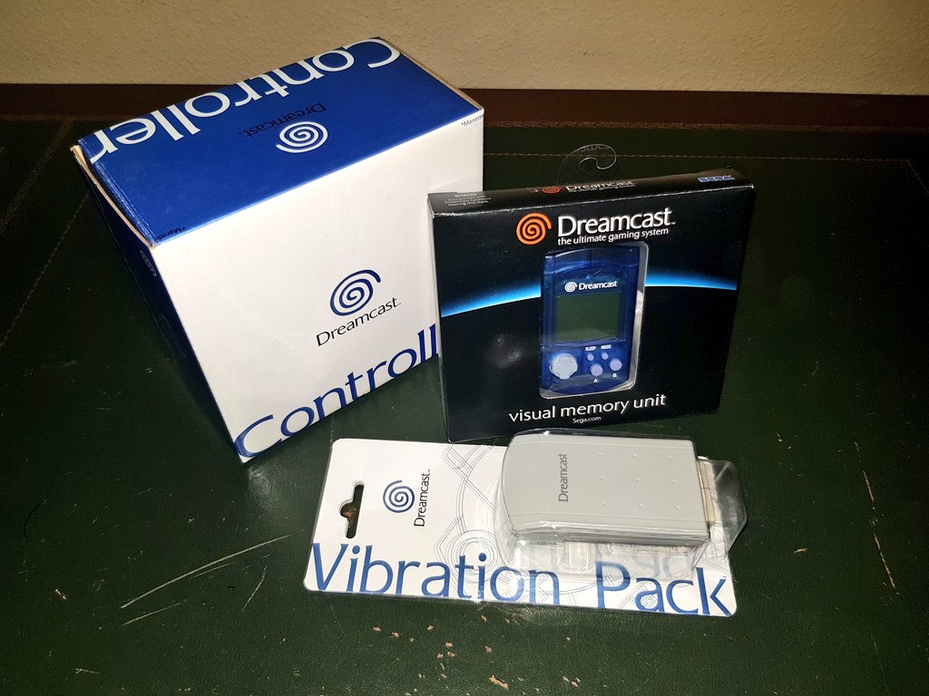 VisualMemory98's tweet image. Hoy llego un paquete con el que estaba ilusionado, #ControllerDC #VisualMemory y #VibrationPack . Me sorprende como se pueden encontrar estas piezas nuevas por internet !!!! Y como no ya esta colocado junto a mi #Dreamcast japonesa. 😊
