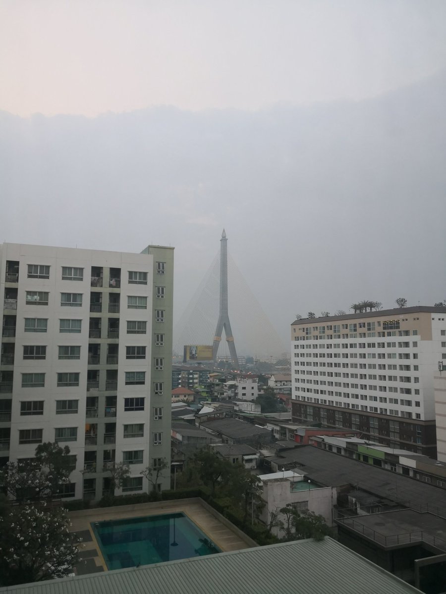 TarCommando's tweet image. #สถานการณ์ฝุ่น #pm 2.5 เช้านี้ที่บริเวณพระราม 8 ฝุ่นรวมตัวเกาะกันเป็นชั้นบรรยากาศชัดเจนมาก เข้าขั้นหนักเอาการเลยแบบนี้