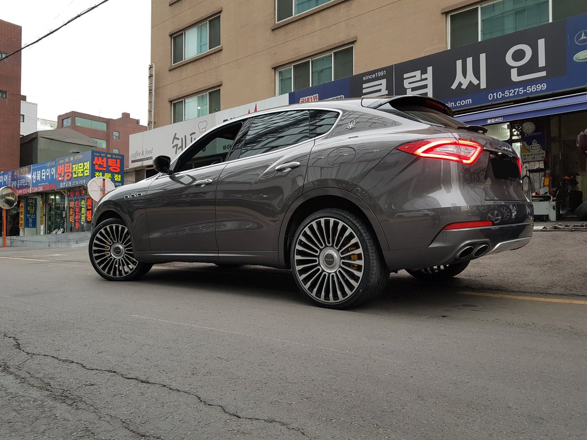 CLUBSEEIN's tweet photo. 마세라티 르반테 + 350forged 3756 22인치 휠타이어

29년전통의 클럽씨인은 믿음입니다 

* 차종 : 마세라티 르반테

* 휠 : 360forged 3756
- 22×9.0 +35 &amp; 22105 +45

* 타이어 : 렉사니타이어
- 265/35-22 &amp; 295/30-22

* 문의 : 010-5275-5699

#maserati    #levante   #마세라티 #르반테 https://t.co/FBGjMQWI7c