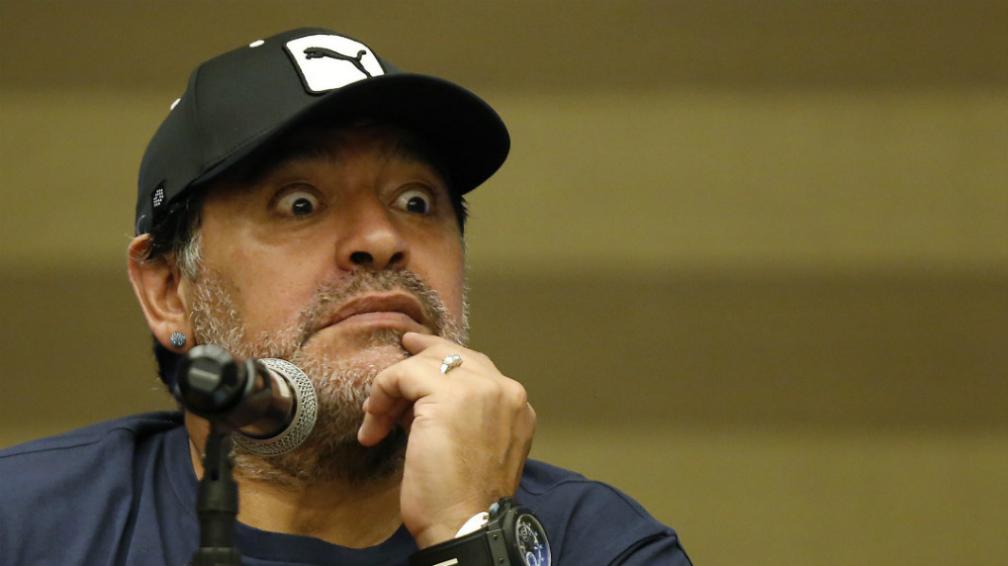 elweonbipolar's tweet photo. Ante mal momento del Colo Colo de Mario Salas, Diego Armando Maradona envío un mensaje de apoyo al plantel "EEEHH... EEHHH... EHH... EEEH... EEEHH" #VamosColoColo #ColoColoxFOX https://t.co/wSCeFCgFXJ