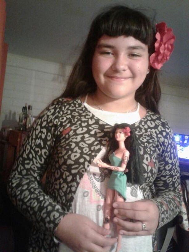 MonLaferte_SCL's tweet photo. MIRA @monlaferte 😱 nos llegaron estas fotitos, ella es Sofía Barrera tiene 10 años y es de Ovalle🇨🇱 ella hizo su propia Barbie al puro estilo de @monlaferte 🤭💐😍 

Pd: Denle rt para que Mon logre verlo ❤️💐 https://t.co/n9B5s0GKDx