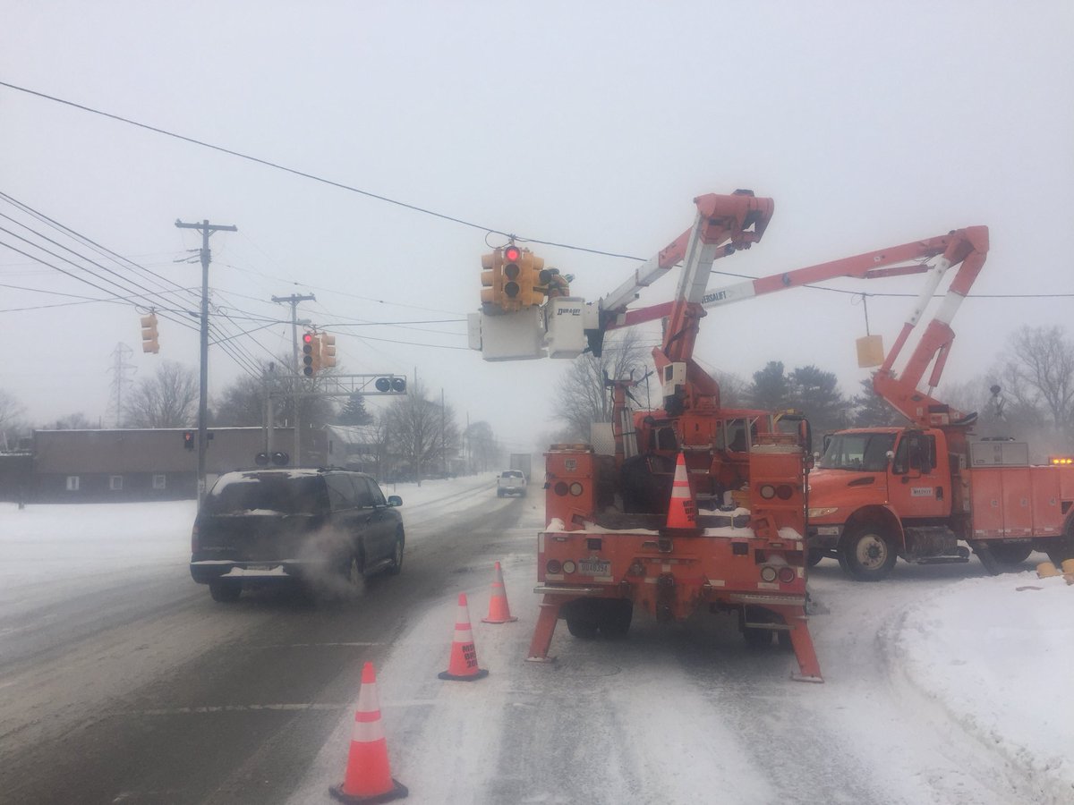 MDOT_Bay's tweet image. Not all MDOT heroes drive a snow plow. Sometimes they drive a bucket truck, and they’re licensed electricians repairing a signal damaged by a high load hit. M-71 @ Gould St. near Owosso. Temps read -4 at the time...that’s before you factor in the windchill.