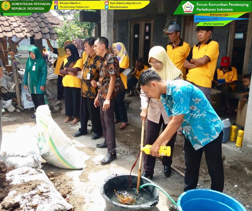 fkp2indonesia's tweet photo. #TKP3JawaTengah || Kegiatan Pembuatan Pupuk Organik pada Kelompok Tani Umbul Rejeki Desa Bolon Kecamatan Colomadu Kabupaten Karanganyar @Amran_Sulaiman1 @H_SYAFRUDDIN_ @kementan @kempanrb @ditjenbun @HukmasDitjenbun @badansdm @Balitbangtan @agroinovasi #PerkebunanJaya #FKP2I https://t.co/EYwjGvYCvs