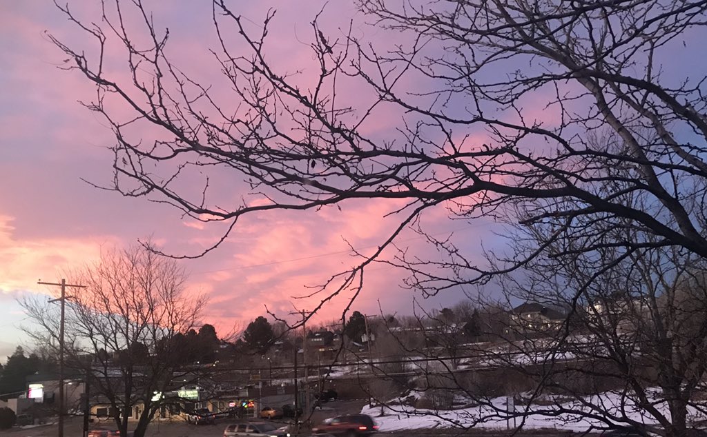 BereR_T's tweet photo. Spectacular skies #InDenver https://t.co/Bw9MlCgxZz