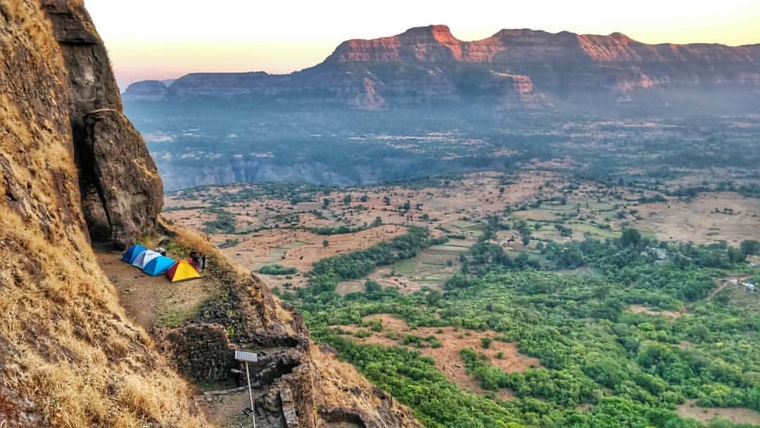 toours_com's tweet photo. Who wouldn't love to wake up to a beautiful view like this! Ghangad - A beautiful fort located in the heart of Tamhini Ghat, #Maharashtra 
#Travel #ThursdayThoughts #ThursdayMotivation #thursdaymood #travelingram #trekking #nature #naturelovers #adventure https://t.co/EodkSbyaiO