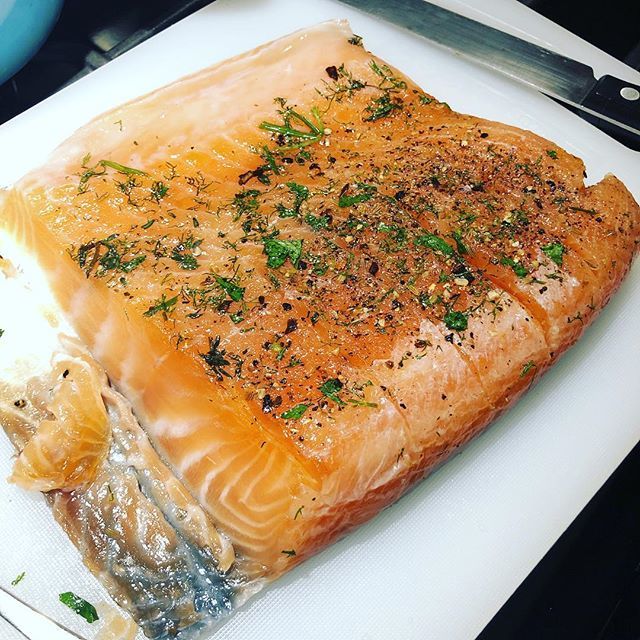 JAFairweather's tweet image. homemade gravlax - salt and vodka - 3 day cure - fresh dill, thyme... solid taste... #curedfish #coldlikethenordicseatlikeyournordic bit.ly/2Uud0ym