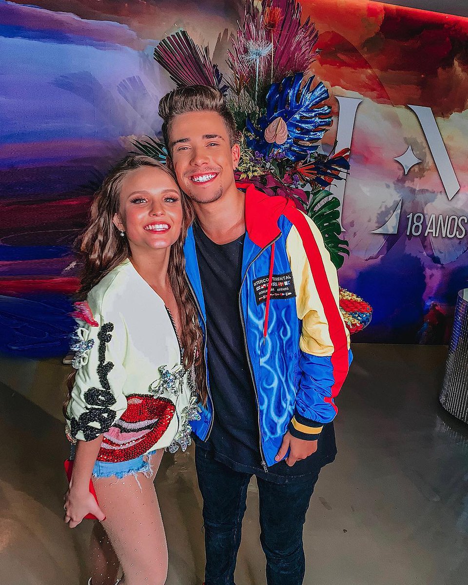 Parabéns Lari! Ô FESTA LINDA 🦋❤️ #18lmfreedom