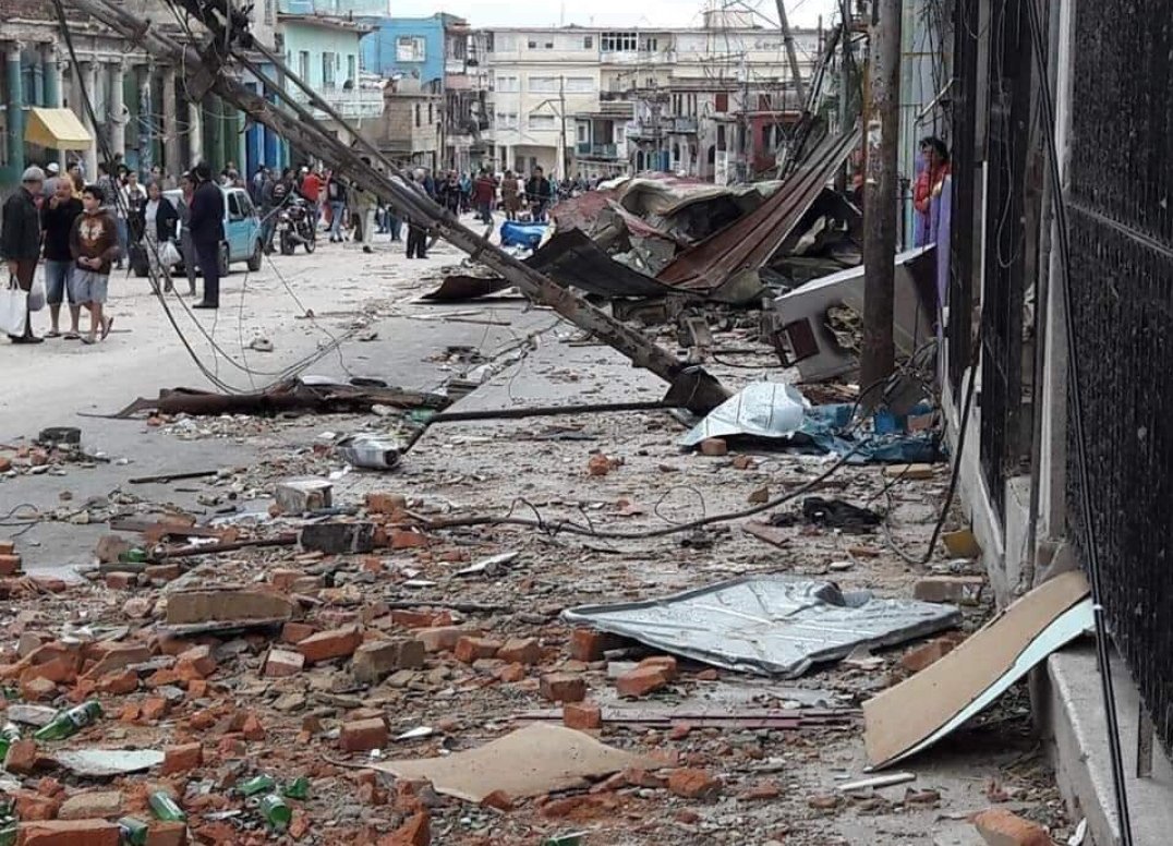 Tornado ripped through Havana, Cuba . 
#prayersforcuba #Havana #Tornado