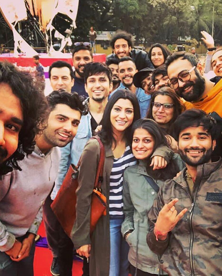 amolparashar's tweet photo. It’s a wrap on #DollyKittyAurWohChamakteSitaare 🤘🙃 - Thank you @alankrita601 for thinking of me as your Osman, @konkonas for making everything so easy &amp; fun, you are the best Dolly ji 😬 @bhumipednekar @KubbraSait @kkundrra @masseysahib @rohitchaturvedi &amp; the whole crew  (1/2) https://t.co/GMqu8mkcyn