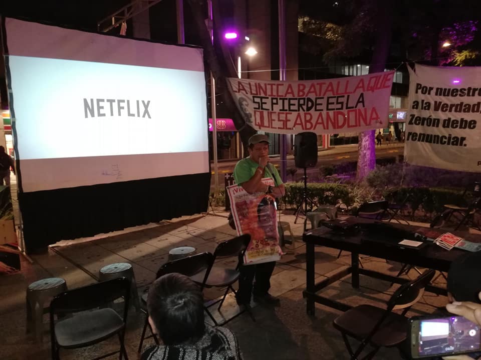 DuelesMexico_'s tweet photo. Ha comenzado la primera proyección de Roma en el Plantón 43 con las Palabras del Tio Clemente padre del Normalista desaparecido Christian Alfonso.

#ROMATÓN
#ROMA43

https://t.co/EtEqDeCFT7 https://t.co/Z0mi0C6wI0