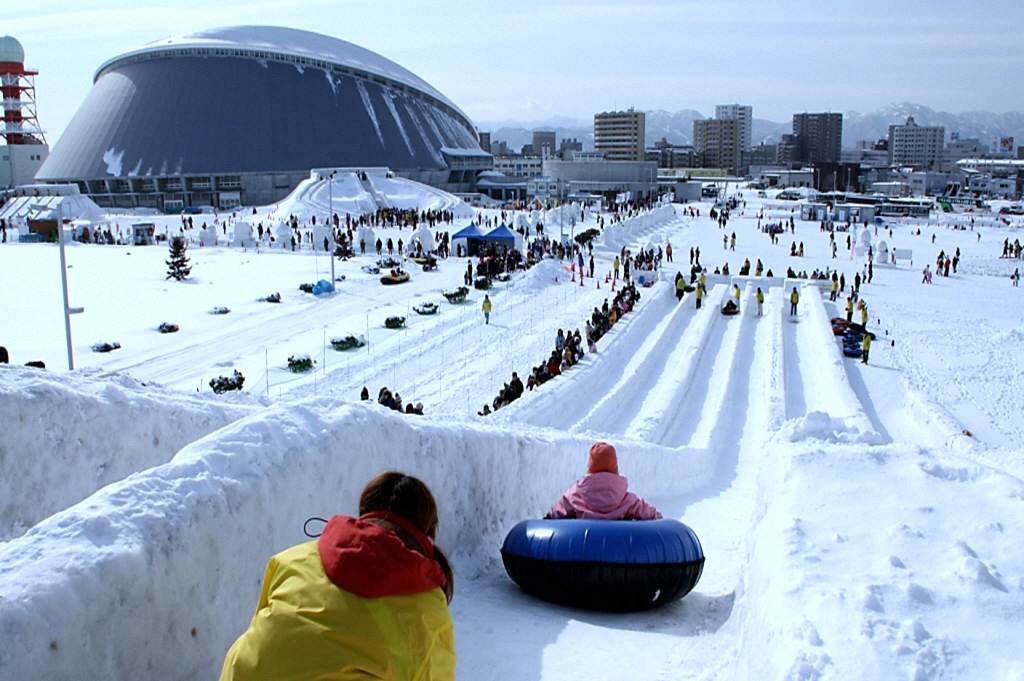 札幌市観光 Mice推進部 Twitter પર さっぽろ雪まつり つどーむ会場 雪や氷の滑り台をはじめ スノーラフティングや氷のグラスづくり体験など雪遊びが充実 巨大ふわふわ遊具や北海道グルメが楽しめる屋内会場もあるので 大人から 子供までたっぷり１日中遊べます