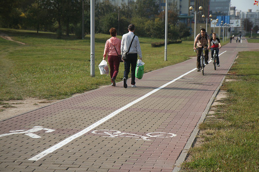 Появление пешеходной дорожки. Пешеход на тротуаре. Дорожка для пешеходов. Пешеходная и велосипедная дорожка. Тротуары и пешеходные дорожки.