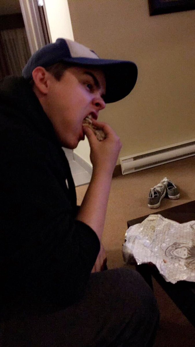 JessicaHClement's tweet photo. Please enjoy this photo of @dylanevz during the commercial break. You’re welcome. #dylaneverett #PUREWGNA #degrassi #winginit #bestsisterever https://t.co/A47v1YKjXZ