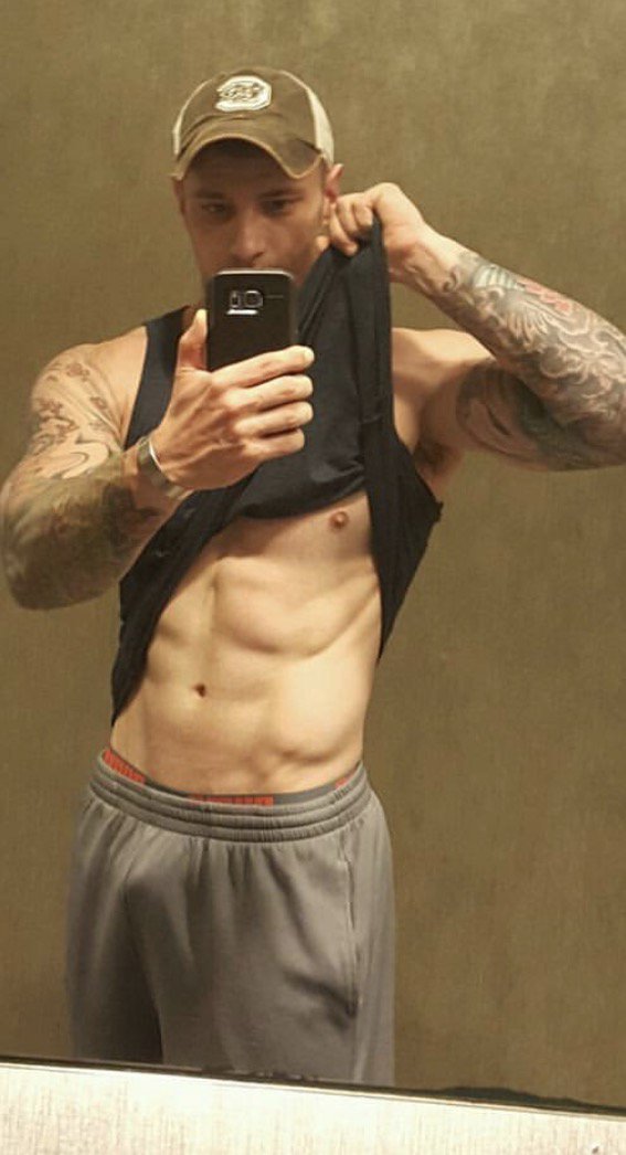 emjen133's tweet photo. Another request. Everyone meet Rob, the gym teacher (; https://t.co/Rrm8B5Nj1y
