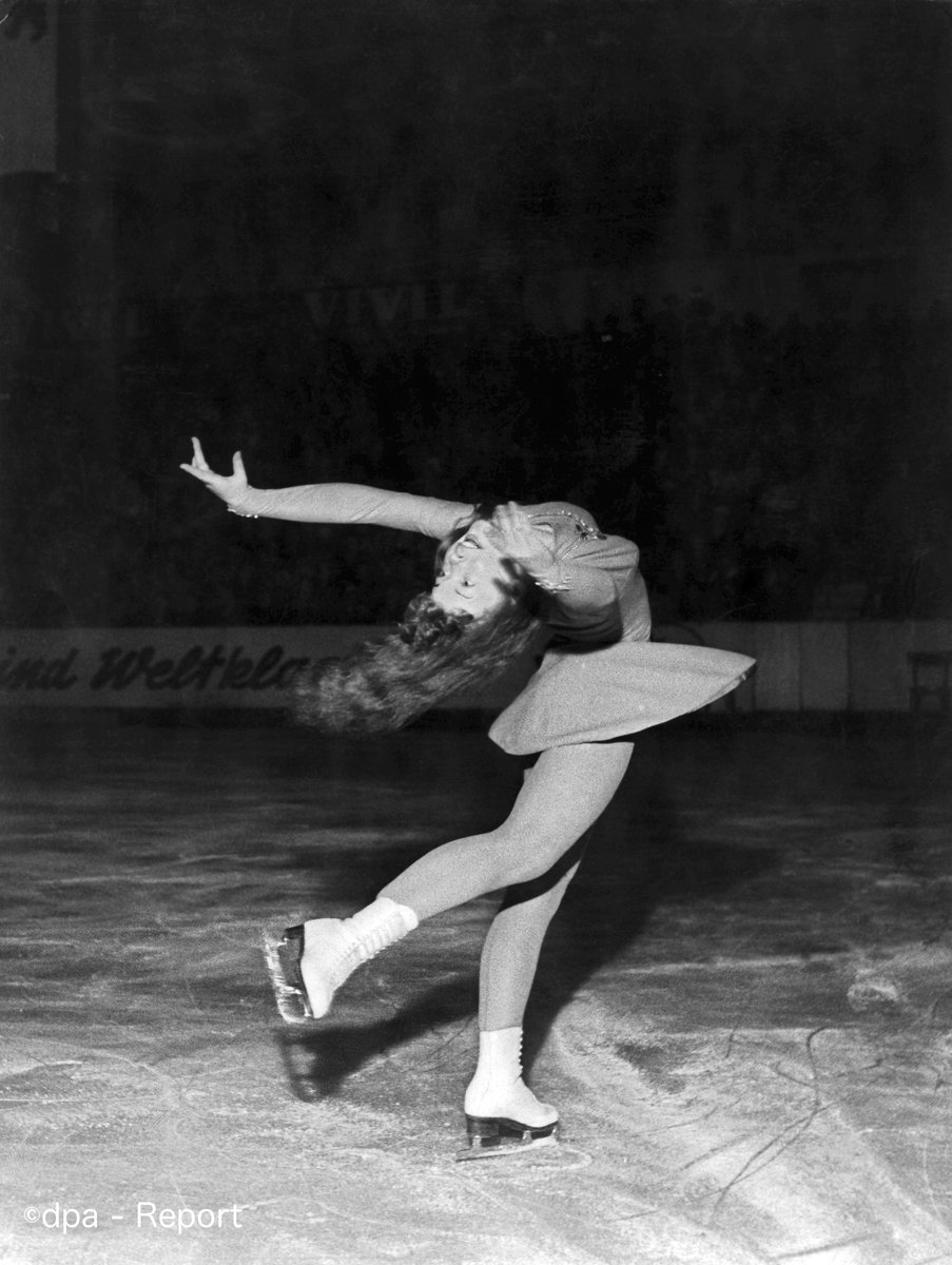 ドイツ大使館 荒川静香 さんの美しい演技で知られるようになったフィギュアスケートの技 イナバウアー の生みの親 イナ バウアー は 1941年1月31日にドイツ西部のクレフェルトで生まれました 写真は1959年 ベルリンにて