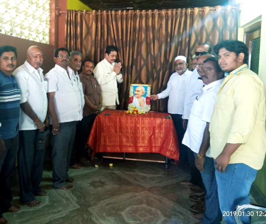 kurra_pavan's tweet photo. #Yesterday #S_M_Ziauddin  Gari Office Lo
జాతిపిత మహత్మాగాందీ గారి వర్ధంతి నేడు.
జోహార్ మహాత్మా గాంధీ గారు. " జై గాంధీగిరి "#KP. https://t.co/ut5RsC2RNj