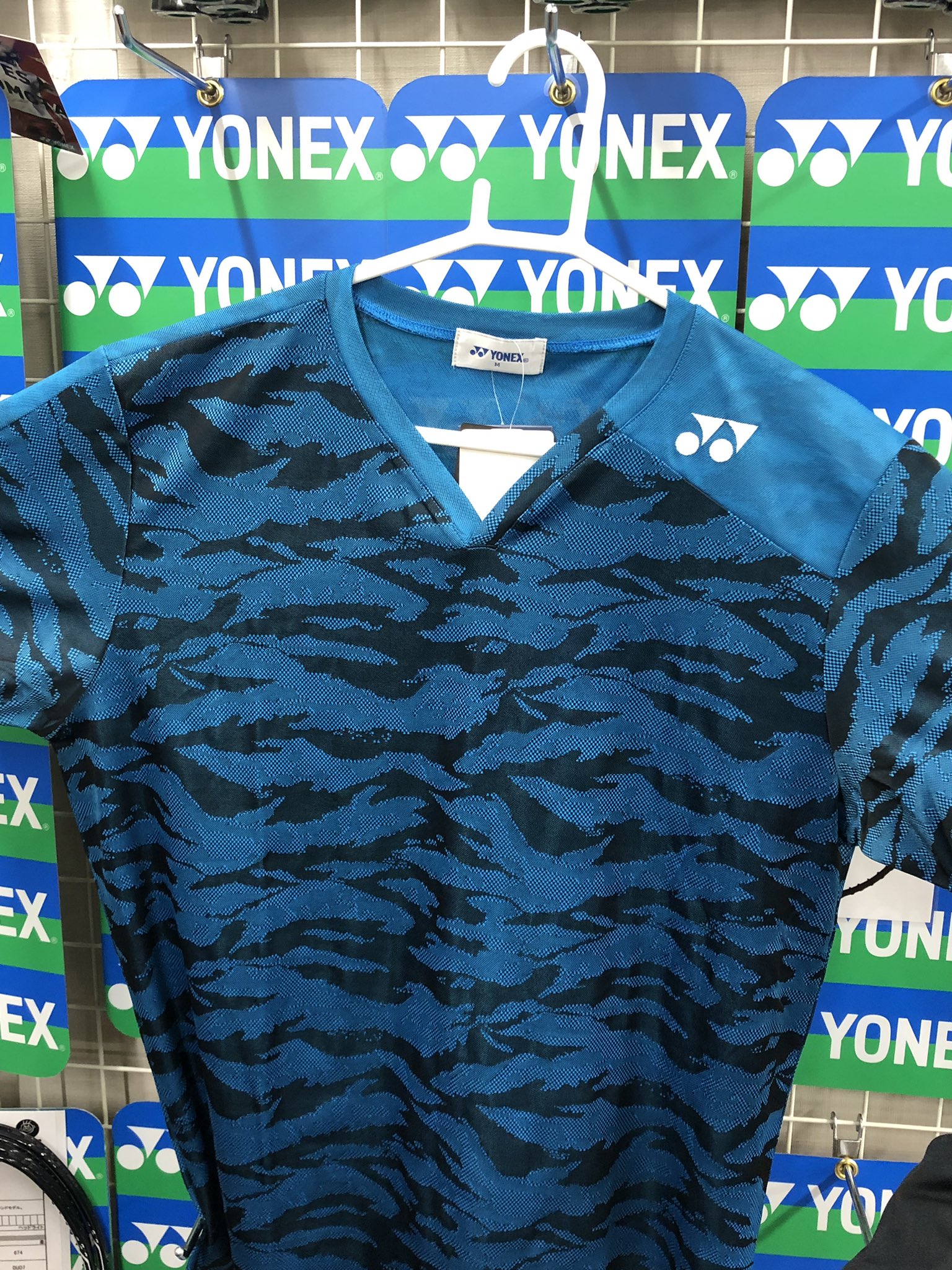 運動具屋 Ar Twitter ヨネックスより受注会限定のユニフォームを入荷しました Tシャツみたいですが 公認ウェアのなので大会で着用できます お値段リーズナブルでカッコイイデザインです O O 数量限定ですのでお早めに Yonex ヨネックス