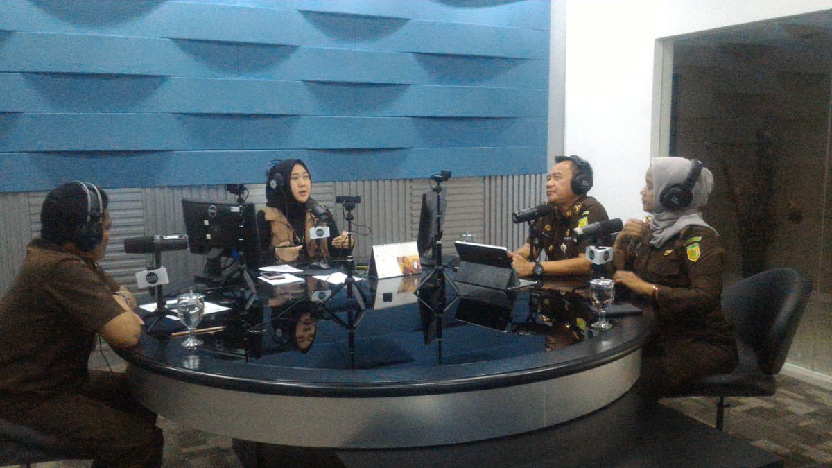 KejaksaanRI's tweet photo. Puspenkum Kejaksaan Agung gelar #JaksaMenyapa di RRI Pro 3 Jakarta dg tema:"Jaksa Profesional di Zaman Milenial dlm Pmbrlakuan Restoratif Justice", narsum dr Badiklat #KejaksaanRI : Dwi Hartanta, Sukarman, Dyah Ayu Akbari &amp; Imran Yusuf.#KejaksaanHebat #IndonesiaPastiHebat https://t.co/qsBMqZ6npd