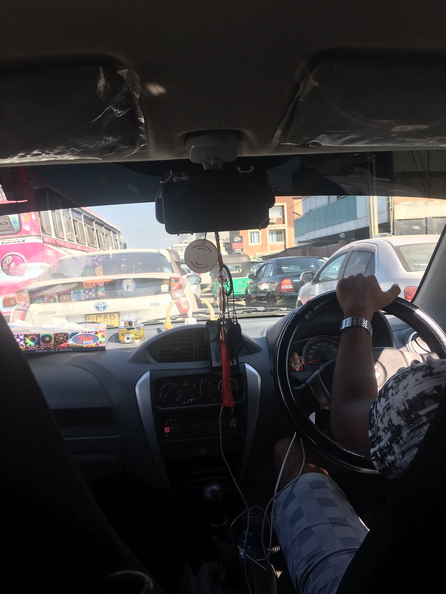 HuriaSamira's tweet photo. Stuck- nothing is moving- Giving me some chills of Kabul 😁😁!!! #Colombotraffic #Colombodiaries https://t.co/fLRm8Wxjo6