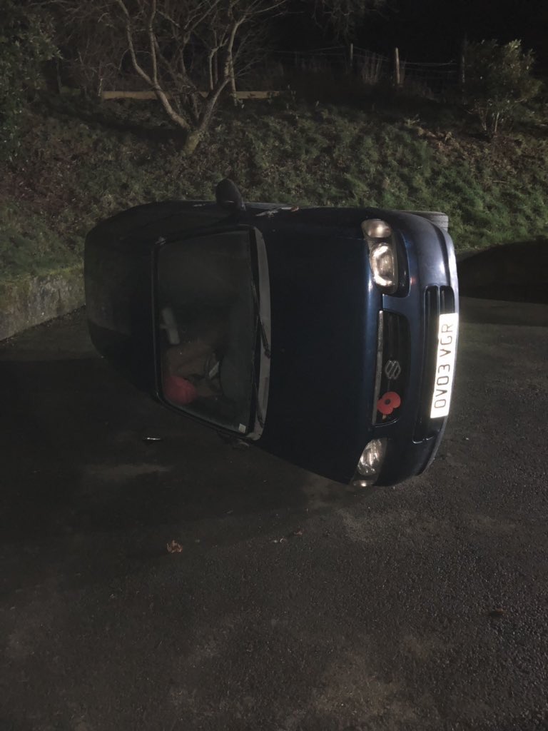 LooeCFRS's tweet image. Great RTC drill tonight, thanks to Pelynt garage for hosting us and @AshwinsofLooe for the pictures.
Good to mix up the crew with ff Garaghon OIC and ff Baker dealing with a casualty in cardiac arrest,whilst ff Blackmore had a femoral bleed!
Great team approach and good pace 👍🚒