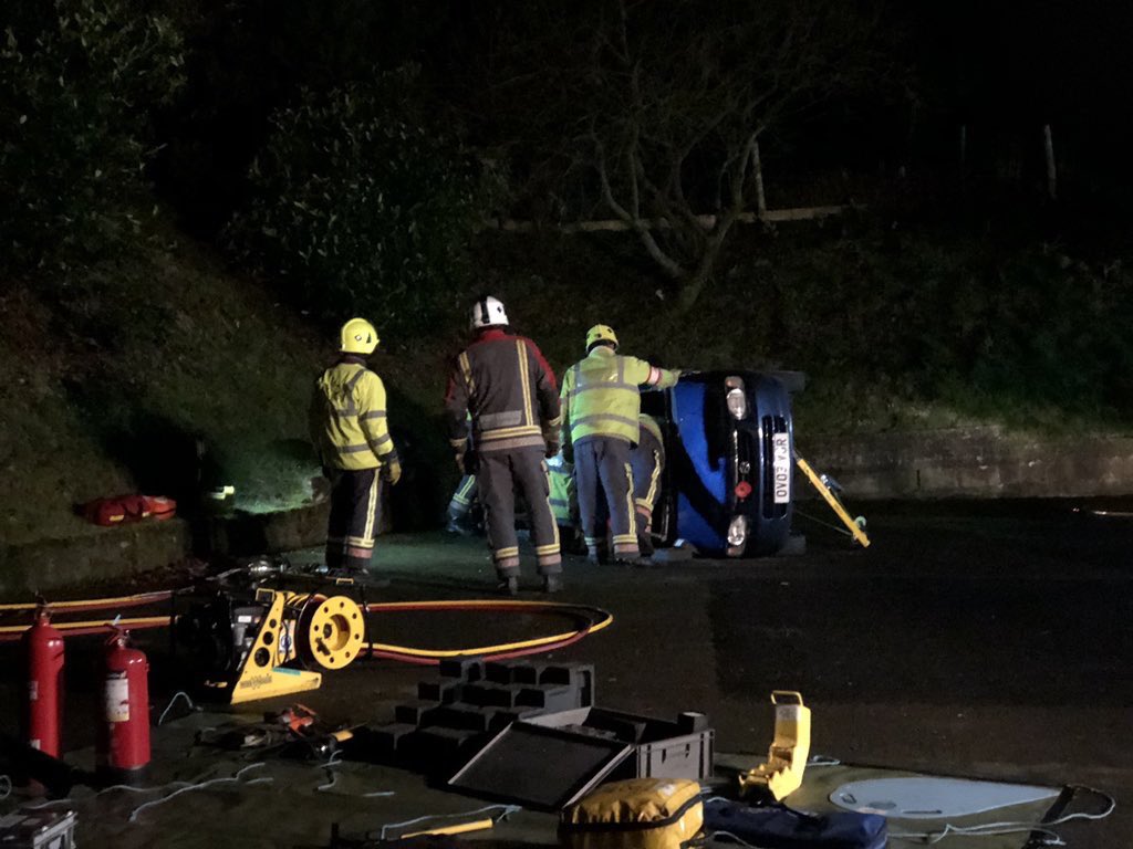 LooeCFRS's tweet image. Great RTC drill tonight, thanks to Pelynt garage for hosting us and @AshwinsofLooe for the pictures.
Good to mix up the crew with ff Garaghon OIC and ff Baker dealing with a casualty in cardiac arrest,whilst ff Blackmore had a femoral bleed!
Great team approach and good pace 👍🚒