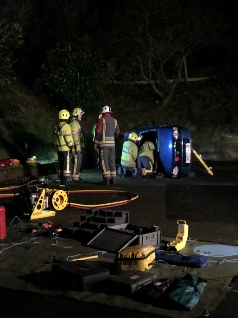 LooeCFRS's tweet image. Great RTC drill tonight, thanks to Pelynt garage for hosting us and @AshwinsofLooe for the pictures.
Good to mix up the crew with ff Garaghon OIC and ff Baker dealing with a casualty in cardiac arrest,whilst ff Blackmore had a femoral bleed!
Great team approach and good pace 👍🚒
