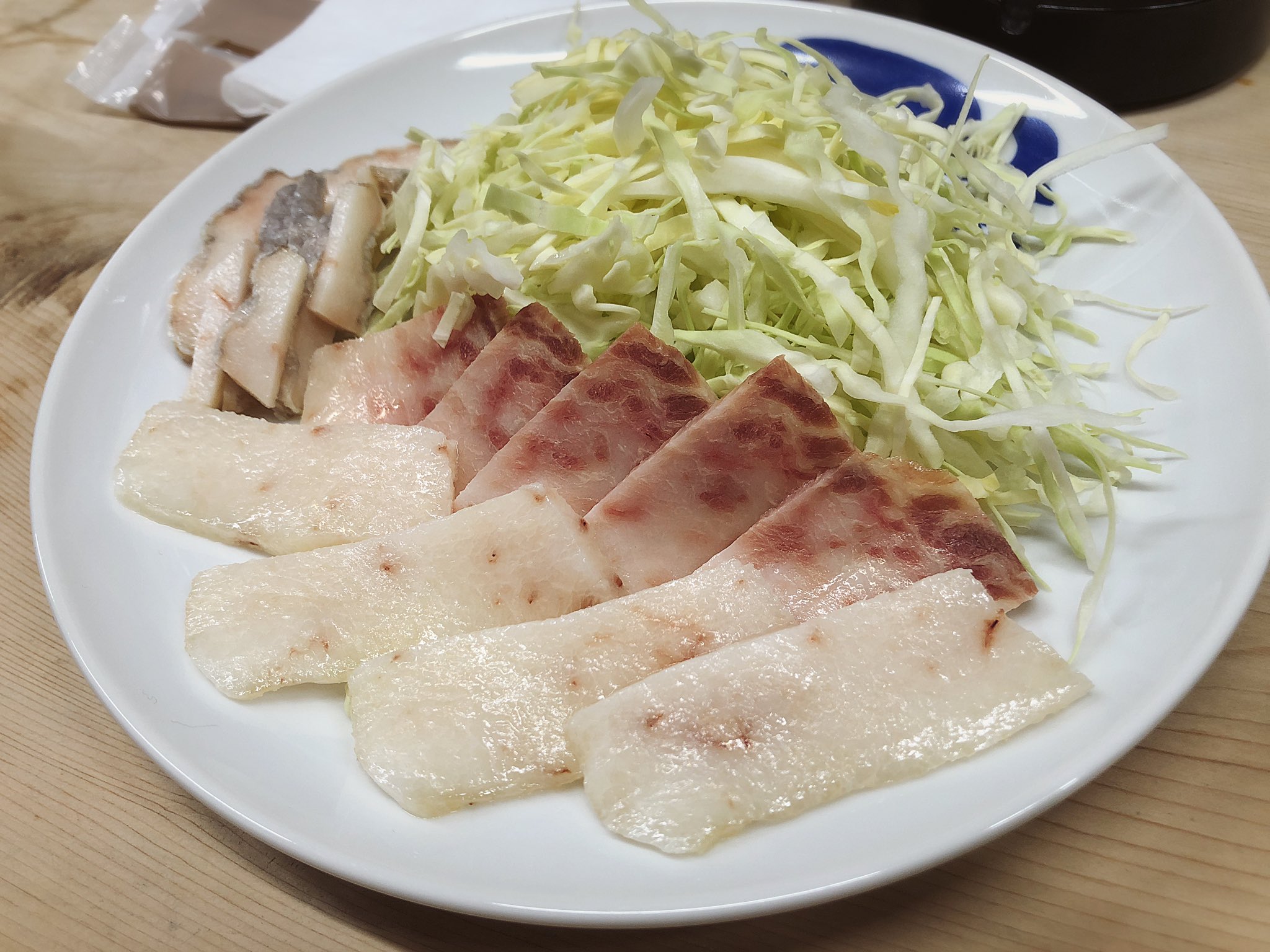 魔女っこれい 浅草 捕鯨船 くじらベーコンとさえずり 舌 普段くじらベーコンばかり食べているけれど舌も美味しい 脂身を食べているって感じ でも全然嫌じゃない脂感 あと 常連さん達がいつも頼んでいる焼きそば 初めて食べた これ一番美味しいかもし