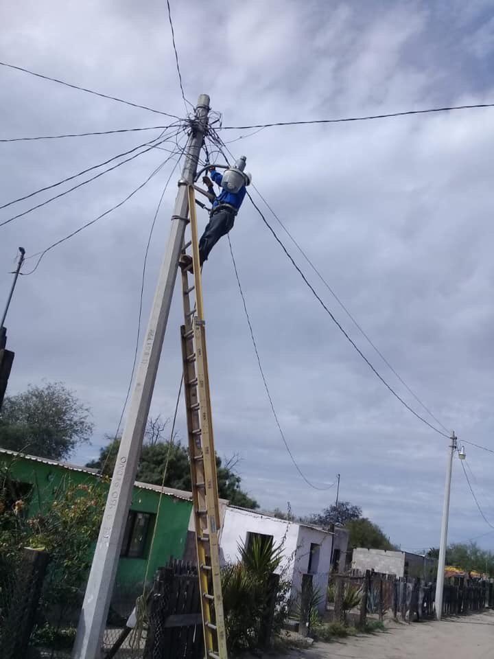 marcos_platt's tweet image. ¡Seguimos iluminando las comunidades de nuestro municipio! 💡🙌🏻

El equipo de servicios públicos municipales realizó trabajos de instalación de luminarias en Estación Torres. 

#UnGobiernoQueHaceBien