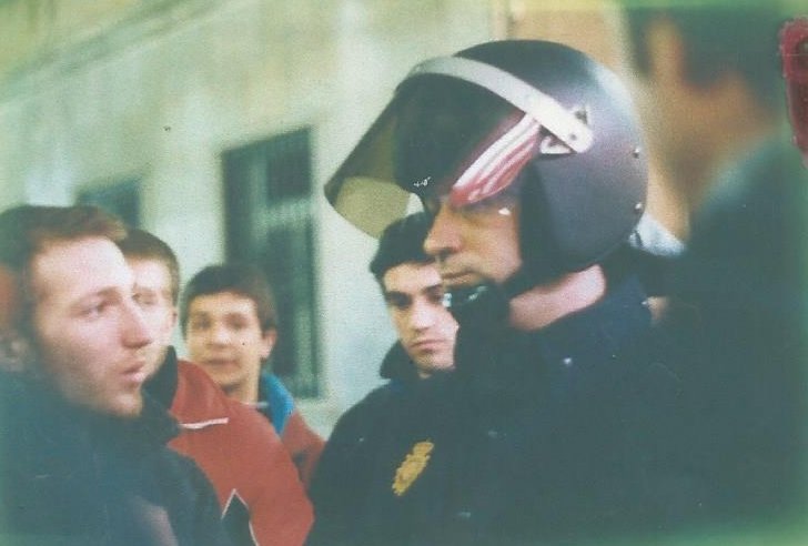 guifos75's tweet photo. [Fil] Tal dia com avui, a primera hora de la tarda del 31 de Gener del 2001, una mitja dotzena de furgonetes de les Unidades de intervención policial  tancaven varis accesos a tota la zona del casc antic de Terrassa.
👇👇👇 https://t.co/tcKupJNyvr
