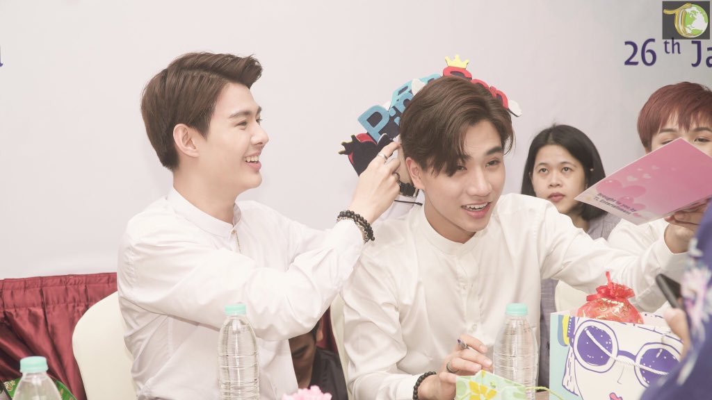 PerthppeBT's tweet photo. รักเมียต้องยอมเมีย เพราะว่าเมียไม่ยอมใคร รักเมียต้องเข้าใจ ไม่มีใครใหญ่กว่าเมีย #Perthsaintsation 

โหวต >> https://t.co/2cMoPDmjUF https://t.co/6Eli2hTqz4