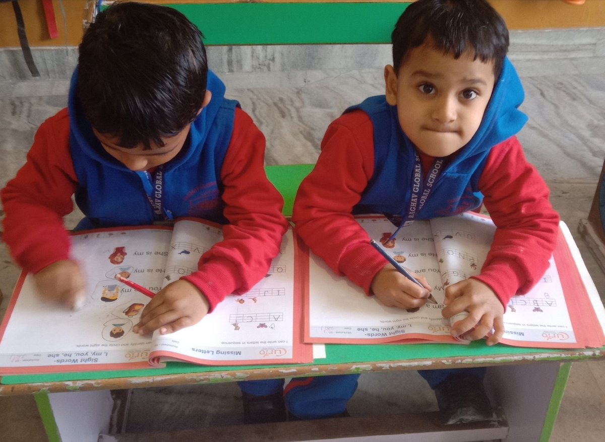SujataPurkayas3's tweet image. Our sweet learners are busy with sight words.... #SDG4 #languageskill #sightwords #happylearning #nexusofgood @supritichauhan @rgsnoida