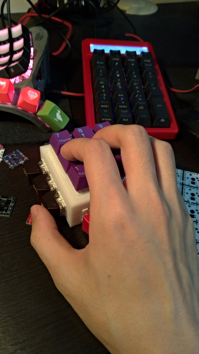 魔王 Twitterissa 手のひらサイズの3dキーボード 名称募集 スイッチテスターとしてはもちろん 無限の可能性とおうちを使えば 分割 キーボードの間に置いてマウスエミュレーターや 十字キーなどに使えそう 一応分割キーボードにもなる 魔王 Twitterissa 手のひらサイズの3dキーボード 名称募集 スイッチテスターとしてはもちろん 無限の可能性とおうちを使えば 分割 キーボードの間に置いてマウスエミュレーターや 十字キーなどに使えそう 一応分割キーボードにもなる