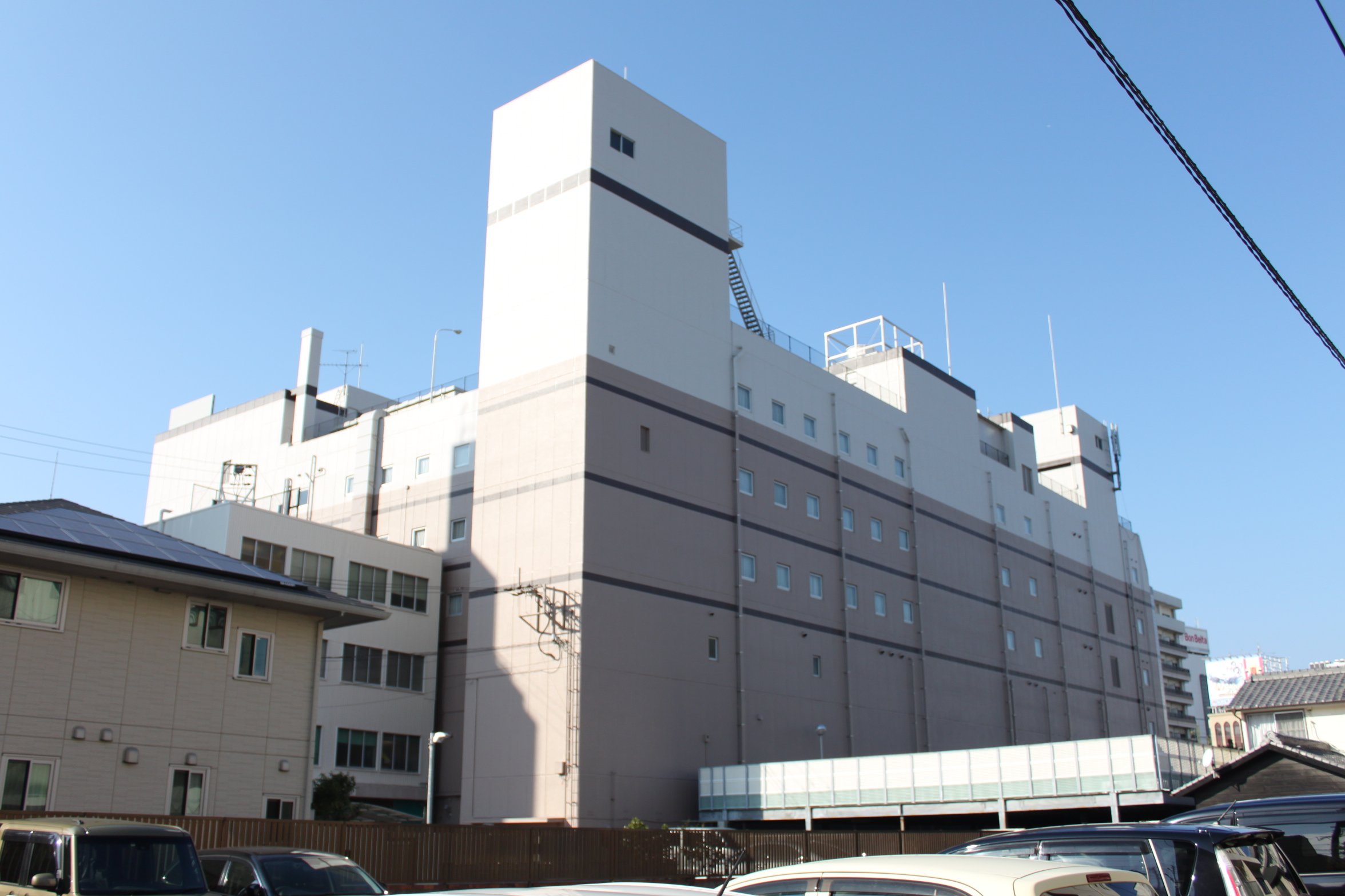 アイビス アゲインビル 19年1月訪問 元ユニード宮崎店 アピロス宮崎店 1985年に閉店だそうです 現在は2階までがアニメイトなどが入居する雑居ビル 3階以上はホテルとなっています ここの見所は閉店してから34年近く 今も残るユニードのdロゴと