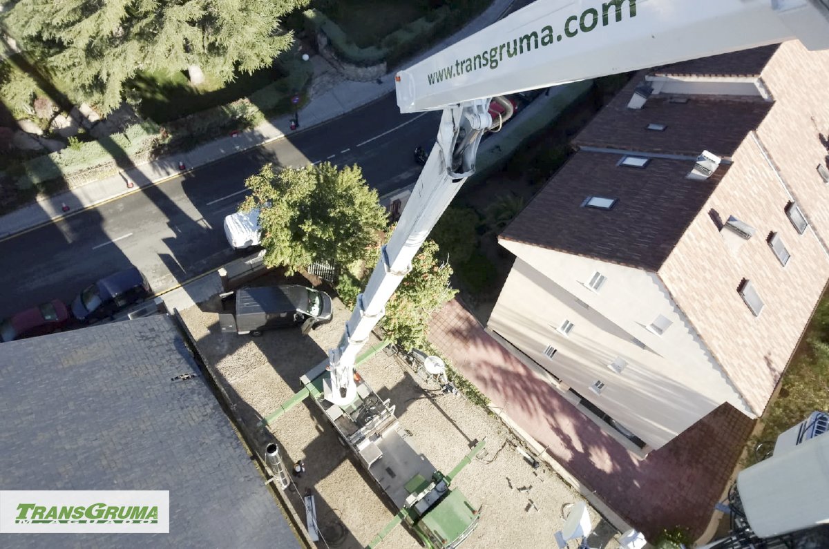 TRANSGRUMA's tweet photo. Nuestra oficina se encuentra hoy a 53 metros de altura. Estamos reparando unas antenas desde una de nuestras plataformas elevadoras móviles de personal. https://t.co/ityGD26V5y https://t.co/beBWuqxqQe