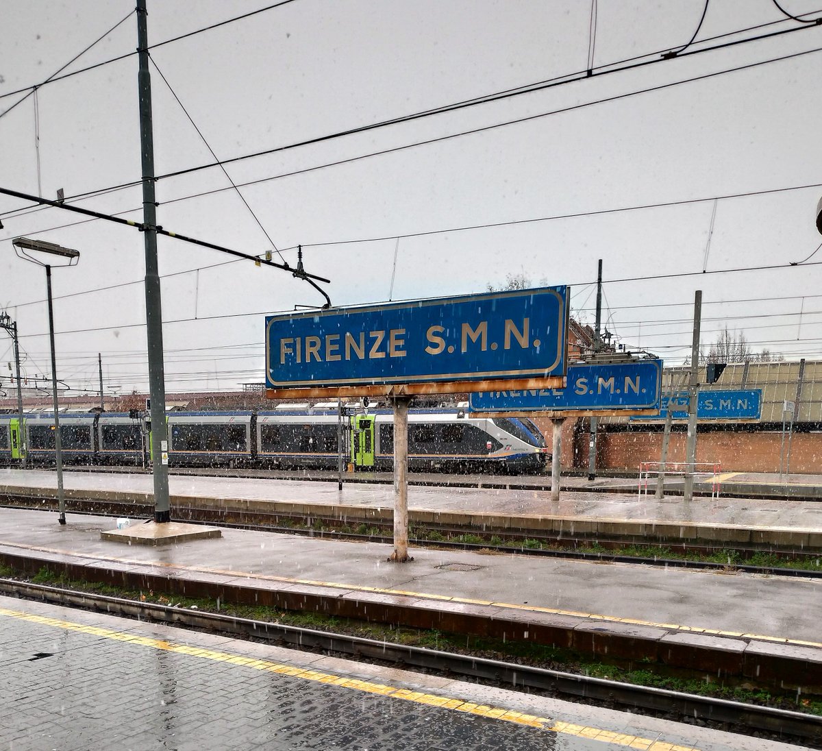 AccademiaCrusca's tweet photo. Stanotte in molti posti HA nevicato... o È nevicato? Qual è l'ausiliare corretto per i verbi meteorologici? A questa e altre domande risponde la scheda "La scelta degli ausiliari": https://t.co/TR44kXVrXU https://t.co/ovZAHxyMw9