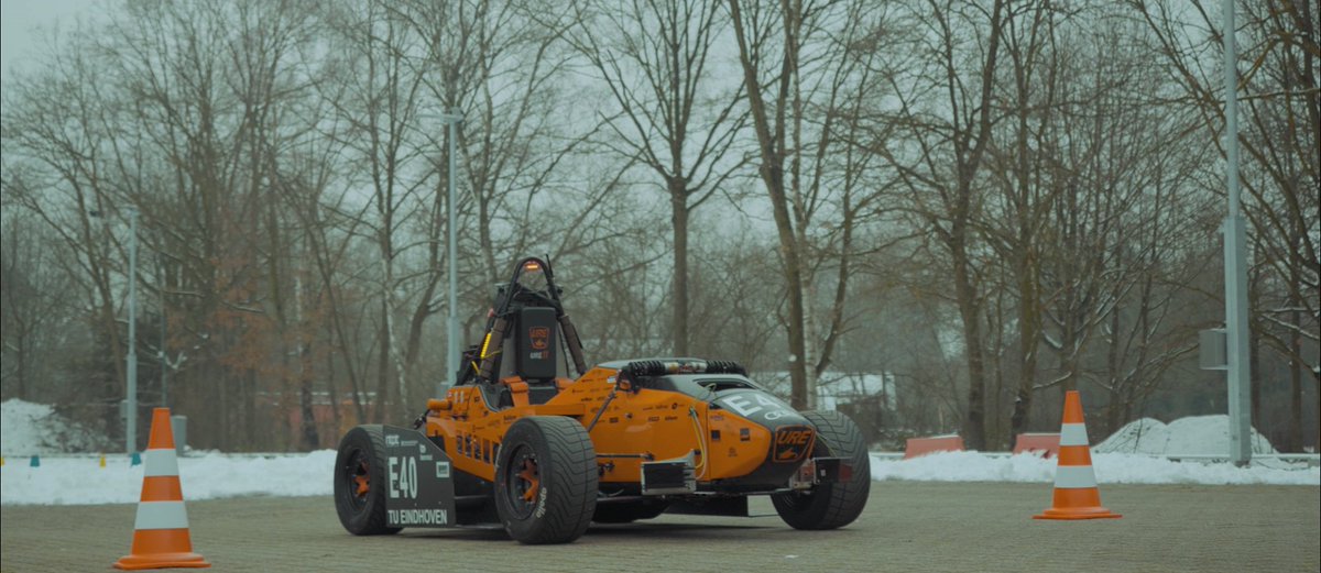 Brainport_ehv's tweet photo. Afgelopen week heeft @UREindhoven de eerste #autonome #raceauto van de Benelux gemaakt! Zij hopen ooit de menselijke factor te kunnen vervangen, zodat het verkeer veiliger wordt @TUeindhoven #studententeam https://t.co/2aWV3lNvXv https://t.co/FGT2lfuKbL