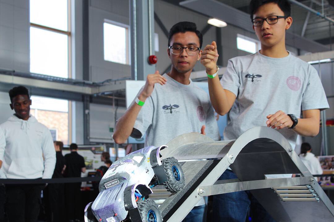 4x4inSchoolsUK's tweet photo. A great day at @harlowcollege with 23 hard working teams! All their hard work was put to the test and impressed all of our judges.
.
.
.
#LR4x4inSchools #regionalfinals #STEM #CompetitionsOn #DrivingInnovation https://t.co/1uO8QDyII9