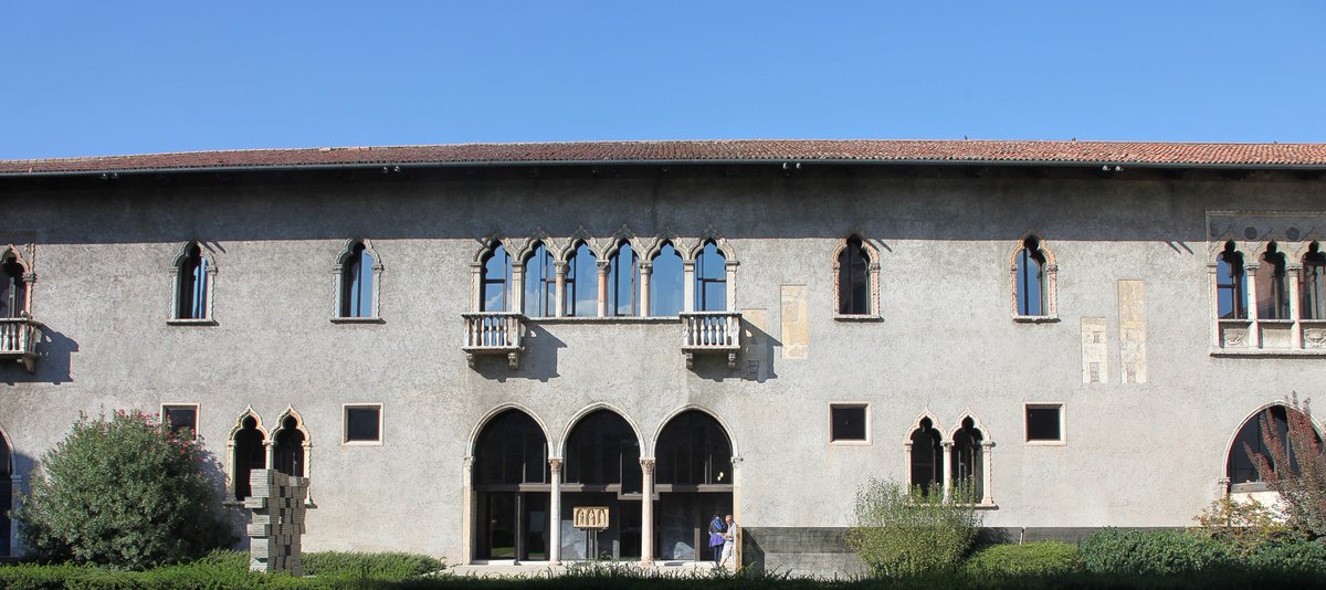L'inconfondibile facciata in stile #gotico dell'ala ottocentesca della Galleria: la Corte d'Armi. E dal vivo è ancora meglio! 
Visita anche tu il Museo di Castelvecchio di Verona #arte #cultura #tradizione 🎨🇮🇹
