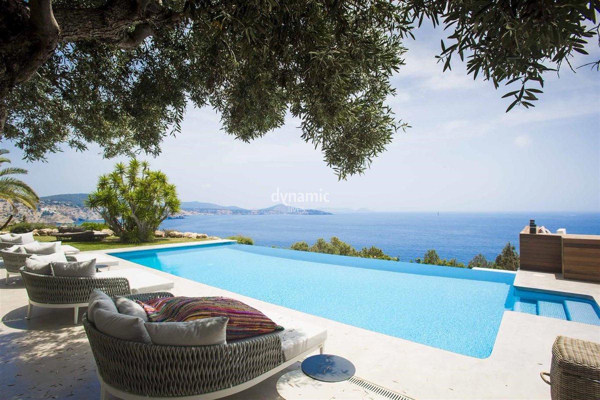 Our third pick of the week for #LuxuryIbiza is Villa Fenicia, a seriously stylish waterfront getaway villa which faces the calm waters of Es Cubells Natural Park! 
Look around: ow.ly/HY6h30nvyLB