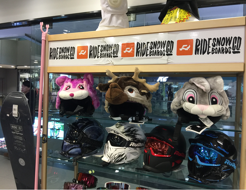 Hoxyheads's tweet photo. Goed nieuws voor skiërs en snowboarders in China! Hoxyheads skihelm covers zijn nu verkrijgbaar in sportwinkels in China. China staat niet echt bekend als een wintersportland. Maar skiën wordt daar steeds populairder! #wintersport #China https://t.co/M96Vf35F6e