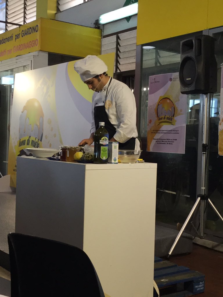 alecavallo81's tweet photo. Nel mercato Pinciano di Roma tre scuole si sfidano sul tema del miele. @GiobertiRoma presenta tartare di manzo con puntarelle, carciofi, fiori e tanto miele. @marivarone @claudiomatrex72 @CavinaSabina https://t.co/HLLAOwFhwl
