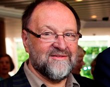 In tribute to master producer #DuncanWeldon who died yesterday , all West End house lights will be dimmed for one minute at 7pm GMT tonight . There has been an outpouring of love for Duncan here in the States, where I am now. He had great successes here as well as in the UK.