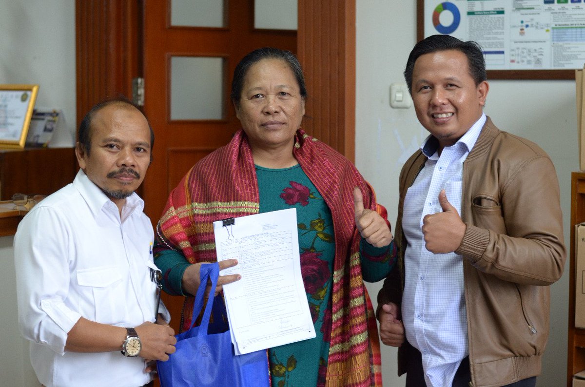 pajakcibitung's tweet photo. semangat beliau untuk menjadi warga negara yang taat pajak lah yang patut di contoh. yuk, generasi milenial kita tiru semangat beliau dalam melaksanakan kewajiban perpajakan, jangan sampai kalah yaaa!
sehat selalu untuk ibu Rusnion, dan sukses usahanya 
#lebihawallebihnyaman https://t.co/th0odfCeq2