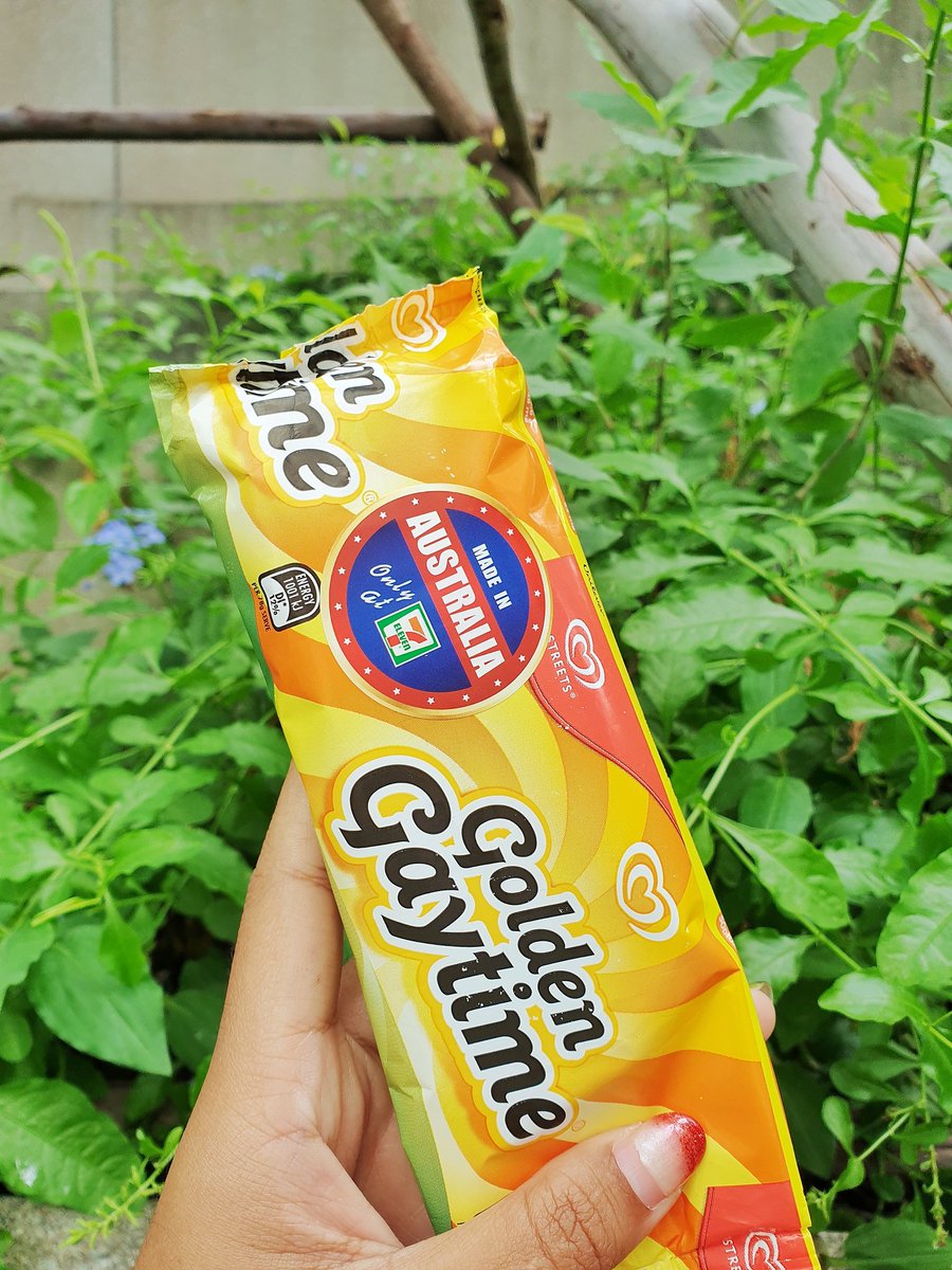 hongchanok's tweet photo. Omggg นี่แหละไอติมที่ตามหา Wall's Golden Gaytime ข้างนอกเคลือบช็อกโกแลตและบิสกิตกรุบๆ ข้างในสอดไส้นมๆแบบนี้เลย อร่อยมากกกกกกกกกกกก #รีวิวเซเว่น #อร่อยไปแดก @aroii https://t.co/gL33eoYZUq
