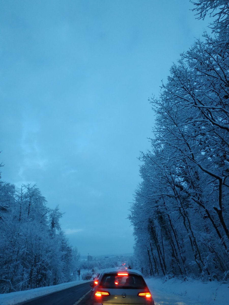 al3x52's tweet photo. Après les gilets jaunes c'est le manteau blanc qui bloque la circulation. https://t.co/g1mCSVEB3P