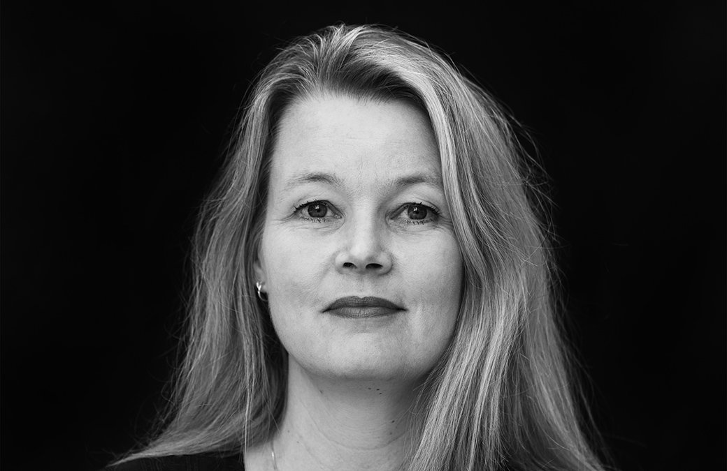 forum_groningen's tweet photo. Vanmiddag presenteert Sabine van den Berg haar poëziedebuut 'Nestvlinders' om 12.15 uur bij onze bibliotheek in het centrum. Criticus en schrijver Arjan Peters (o.a. Volkskrant) ontvangt het eerste exemplaar! @SchrijfsterSvdB #weekvandepoezie #poezie https://t.co/6QFz7FyN1s https://t.co/Wx3L1X4Pu8
