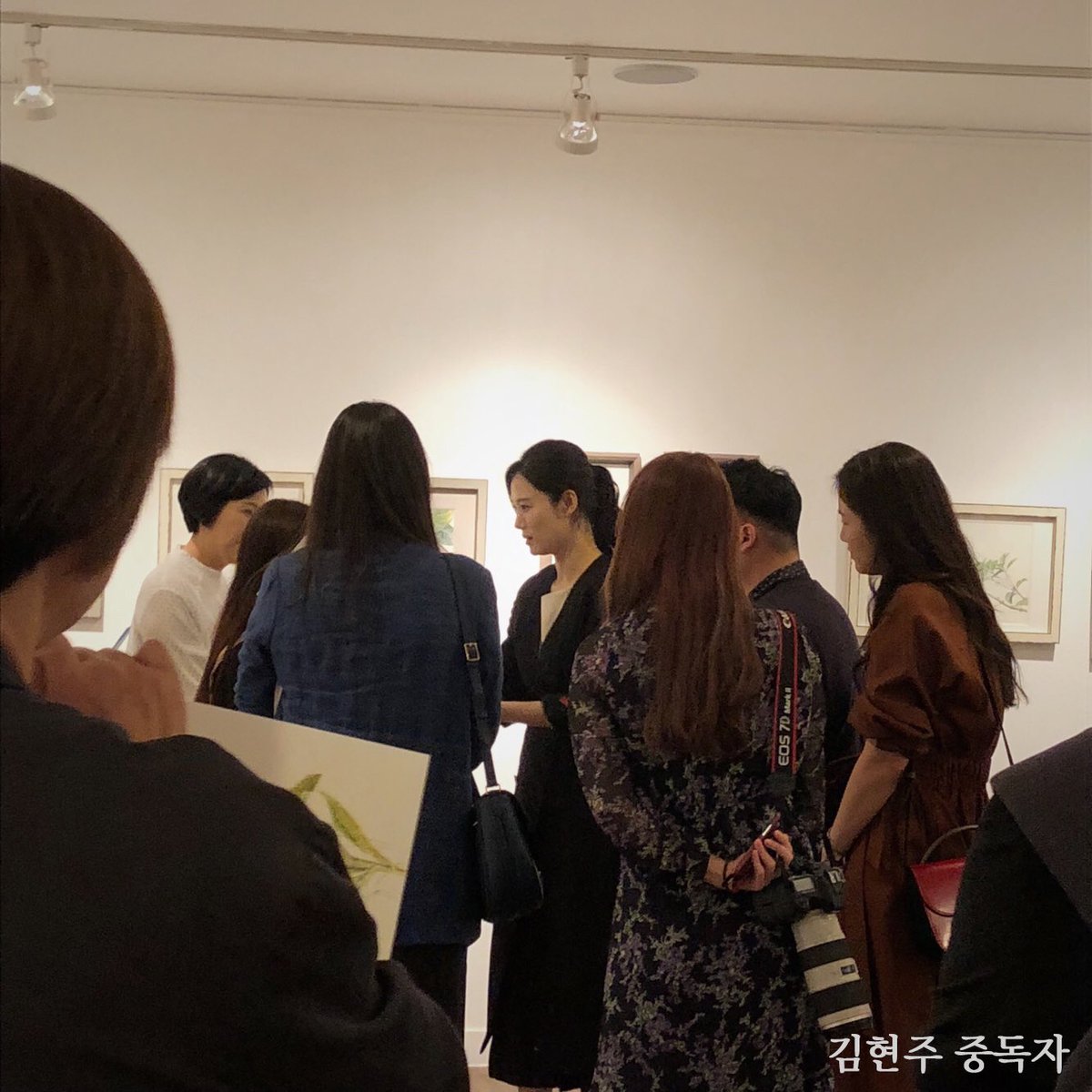 adorable_u__'s tweet photo. 💐 2018.04.21 💐

언니를 가까이서 제일 많이 본 날,
용기내서 말도 걸어보고 나는 그때 너무 부끄러워서 언니 손에 편지만 쥐어주고 뒤돌았는데 언니가 편지에 내 이름 적힌거 보고 바로 알아봐서 아는체 했다고 .... 
그때로 진짜 돌아가고 싶다아아ㅏ 😭 https://t.co/8NXpkxiqXk