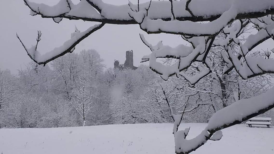 ValliAntola's tweet photo. Iniziamo la giornata con questa bella immagine di #EnricoScapparone: il castello di #Torriglia nella neve. @ValliAntola #lamialiguria bianca https://t.co/4MNbT21cAh