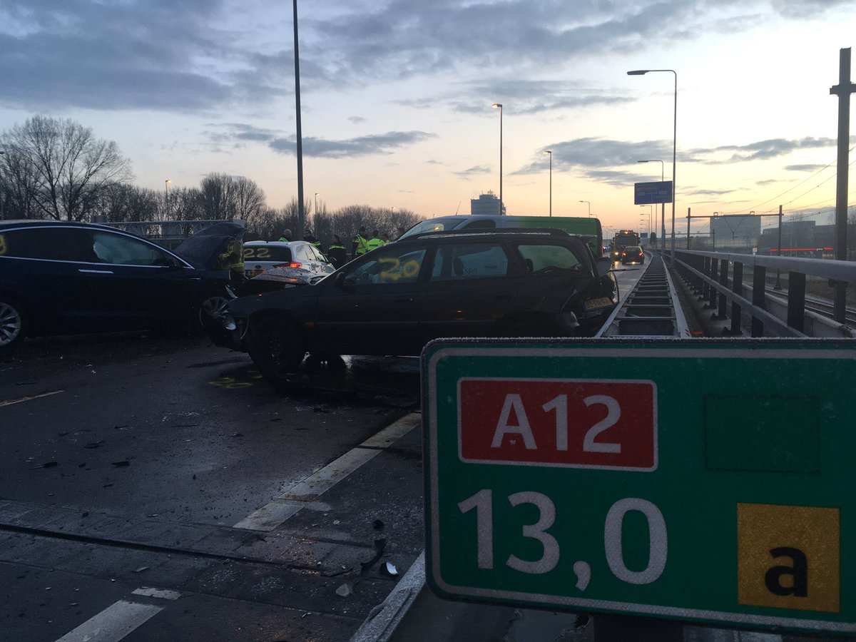 gwoonArthur's tweet photo. Op de afrit bij #Zoetermeer #A12 13,0a is het door de gladheid niet helemaal goedgegaan. 25 voertuigen zijn hier bij betrokken. In opdracht hebben wij de afrit afgesloten. https://t.co/kZXy0OiIu2