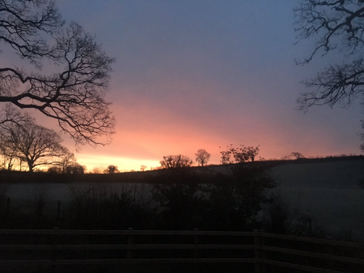 JoannaSuvarna's tweet photo. If thatโs not a sky that promises snow then I donโt know what is??!!! #HopingForSnow #YesIWantToBuildASnowman #Hopeful โ๏ธ๐ท#Wales #Cymru https://t.co/L18sjrYieR